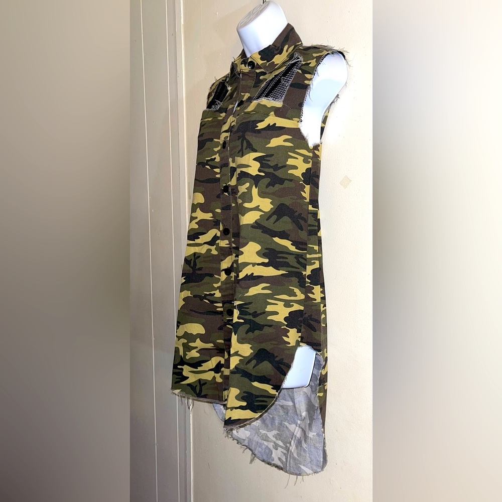 Distressed High Low Camouflaged Shirt - Picture 4 of 6